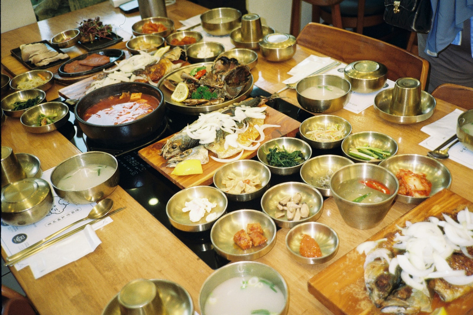 서귀포 유명 관광명소 관광 대표 장소 7곳 관련 이미지 - A table full of korean food and side dishes