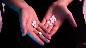 약물 복용 관리의 핵심 원칙 관련 이미지 - 두 손바닥 위에 여러 개의 흰색 알약들이 놓여 있는 모습입니다. 약물 복용, 건강 관리 또는 중요한 선택의 순간을 시사합니다.