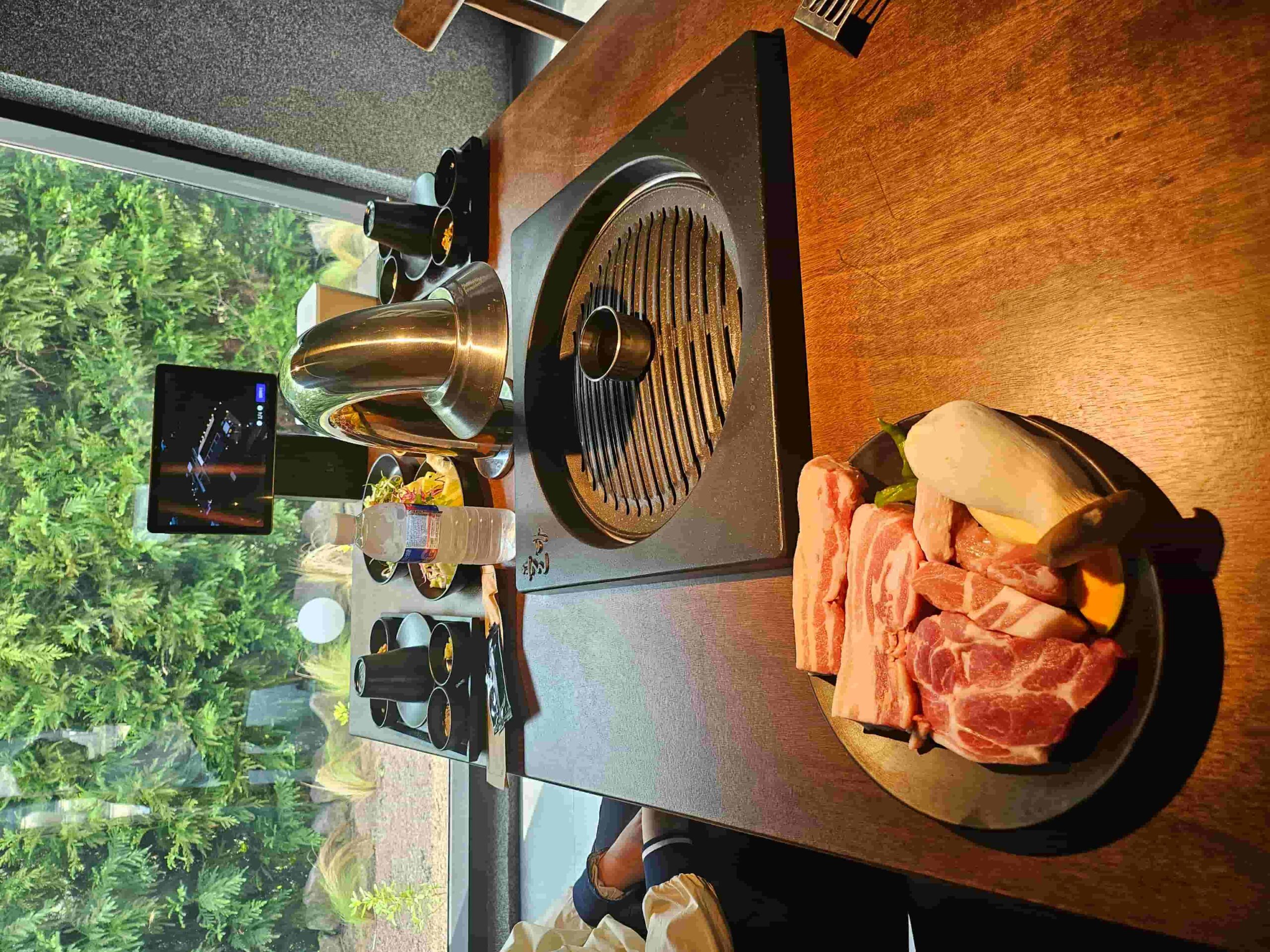 해외 채용은 영문 서류와 인터뷰 준비 여부를 함께 확인하는 편이 좋습니다 관련 이미지 - 창밖 풍경을 즐기며 신선한 고기와 채소를 불판에 구워 먹기 전 준비된 식탁 모습입니다. 다양한 밑반찬과 함께 즐거운 식사를 시작할 수 있습니다.